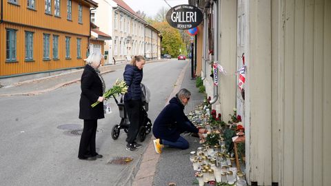 Tres estudiantes de la artista asesinada Hanne Englund depositan flores frente a su casa en Kongsberg.