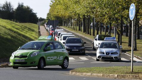 Coches de autoescuela en Santiago durante unas clases prácticas.
