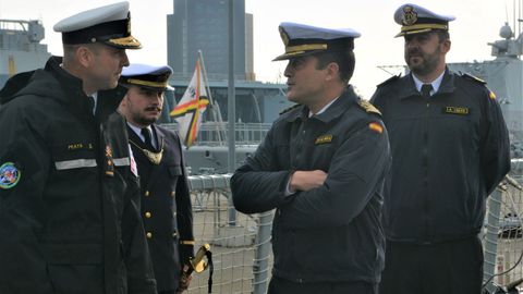 José Almira, comandante del buque, en el relevo a la unidad insignia