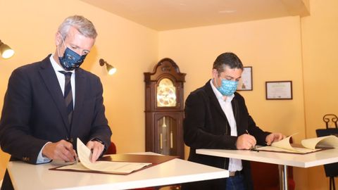 El vicepresidente primero, Alfonso Rueda, y el presidente de Agalber, Miguel ngel Rodrguez Aira, durante la firma del convenio en Arza.