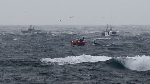 Pesqueros de litoral faenando frente a las costas de Ribeira, en una foto de archivo