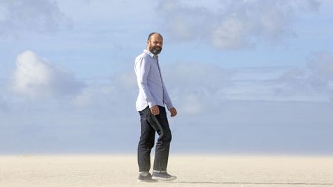 O xornalista e escritor Xesús Fraga, este mércores na praia de Sabón, á que adoita achegarse a diario á hora do xantar dende a Redacción de La Voz. 