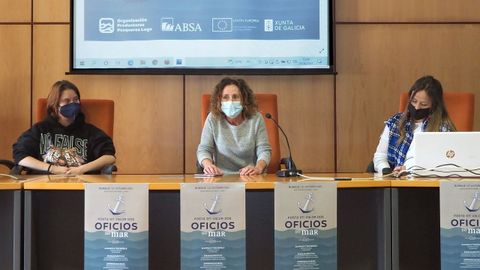 De izquierda a derecha, Victoria Solar (exalumna de FP dual en máquinas), Carmen Abad (armadora y marinera de bajura en Burela) y María Caldeiro (gerente de Fundamar, la Fundación para la Pesca y el Marisqueo, y responsable de Redmar)