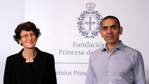 Los galardonados con el Premio Princesa de Asturias de Investigación Científica y Técnica 2021, Ugur Sahin (d) y Özlem Türeci (i)