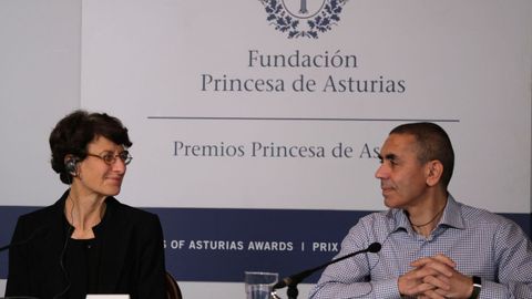 Los vacunólogos Ugur Sahin y Ozlem Tureci, en Oviedo