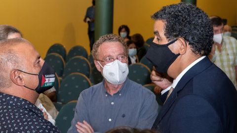 El delegado del Frente Polisario para España, Abdulah Arabi (derecha), analizó en Santander el alcance jurídico y político de la última sentencia del Tribunal General de la UE, que anula el acuerdo comercial entre Marruecos y la UE, hoy en la facultad de derecho de Cantabria, en Santander.