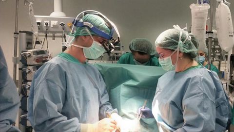 El trasplante fue realizado por los cirujanos cardíacos del Chuac en septiembre. En la foto, Carlos Velasco y María García