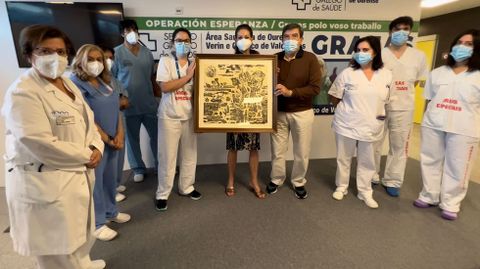 Isabela López y Daniel Martínez donaron un cuadro de Vidal Souto al CHUO en agradecimiento por el trato recibido durante el ingreso del hombre por coronavirus