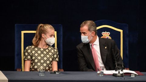 Leonor conversa con su padre, el rey Felipe, la ceremonia de entrega de los Premios Princesa de Asturias