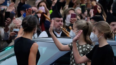 Letizia y sus hijas saludan al público reunido en el exterior del Campoamor