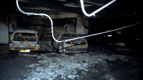 El fuego empezó en un coche y se extendió por todo el garaje
