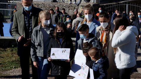 Foto de la familia real con un grupo de niños en la visita a El Puerto
