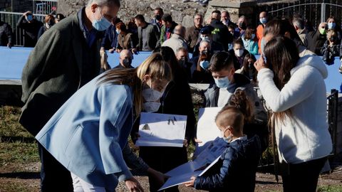 La infanta Sofía recibe un dibujo de regalo de un niño, en la visita a El Puerto