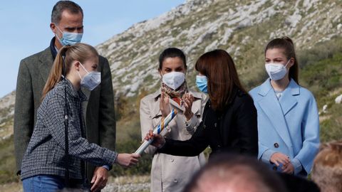 Un momento del acto institucional en la visita de la familia real a Santa María del Puerto, en Somiedo