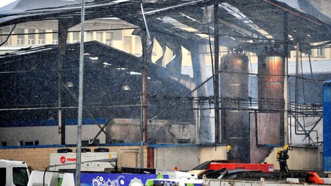 Imagen de archivo de los bomberos de Ferrol trabajando en la extinción del incendio posterior a la explosión en la nave de Sitagreen