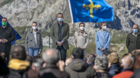 Un momento del acto institucional de entrega del pueblo ejemplar a Santa María del Puerto, en Somiedo