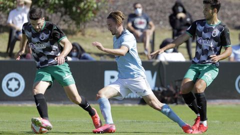 Jugadores del Racing de Santander, durante su partido en Barreiro