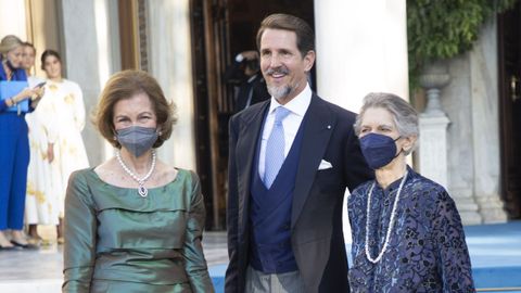 La reina Sofía junto a su hermana, la princesa Irene y su hijo Pablo de Grecia