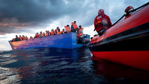 Migrantes a la espera de puerto en el Mediterrneo central, cerca de Sicilia