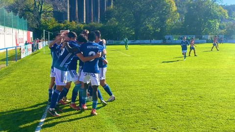 Los futbolistas del Vetusta celebran el gol de la victoria ante el Titánico