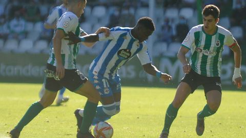 William, rodeado de jugadores locales