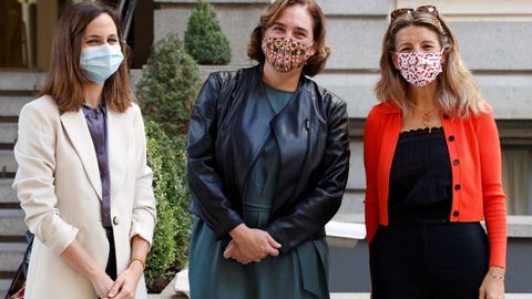 La vicepresidenta segunda del Gobierno, Yolanda Díaz, junto a la ministra de Derechos Sociales, Ione Belarra, y la alcaldesa de Barcelona, Ada Colau