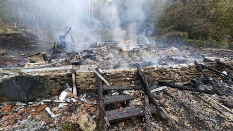 Un incendio calcina por completo una vivienda de madera en Antas de Ulla