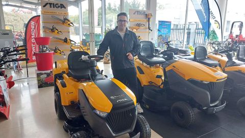 Roberto Gómez junto al cortacésped con batería eléctrica