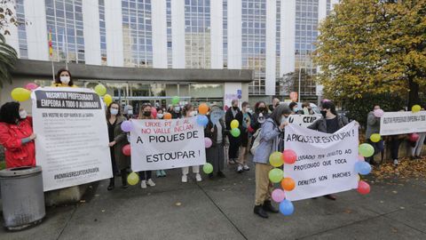 Protesta por la falta de profesorado ante la delegación de la Xunta en A Coruña