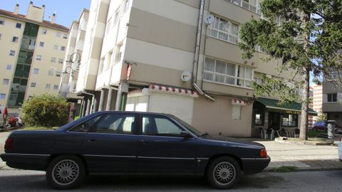 El coche del fallecido, delante del edificio en el que residía y en el que apareció su cadáver