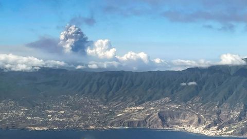 Vista del volcn en Cumbre Vieja sobrevolando Santa Cruz de La Palma.