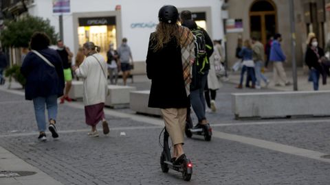 Dos patinetes, este martes circulando por una calle peatonal en A Coruña.
