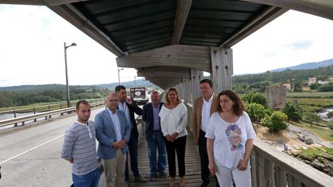 Los presidentes de las diputaciones de Pontevedra y A Coruña, junto a los alcaldes de Catoira y Rianxo, escenificaron en el 2016 su intención de ceder a la Xunta el puente sobre el río Ulla y la carretera EP-8001