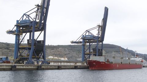El barco carbonero atracó sobre las once de la mañana de este jueves en el puerto exterior de Ferrol