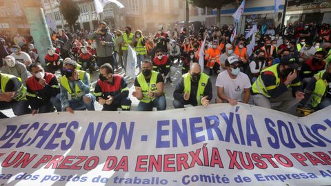 Los trabajadores de Alcoa, en una concentración ante la Subdelegación del Gobierno