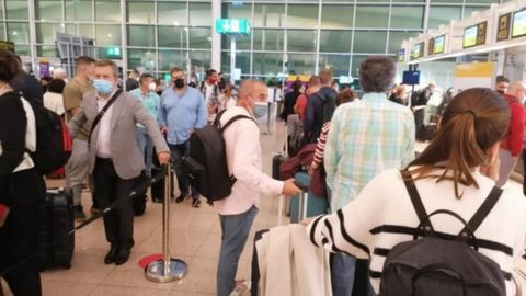 Los pasajeros del vuelo Barcelona-Oviedo asisten a los mostradores de Vueling en busca de una solución.