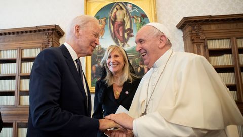 Joe Biden, acompañado de su esposa Jill Biden, en la audiencia hoy con el papa Francisco.