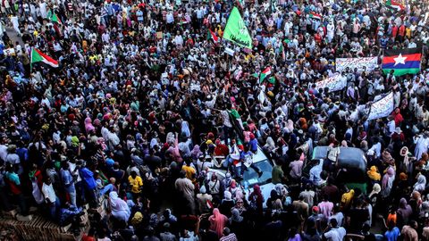 Miles de personas se concentraron en la capital de Sudn para protestar contra el golpe