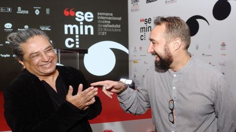 El director indio Pan Nalin celebra su Espiga de Oro de la 66.ª Seminci por el filme «Last Film Show» junto al galardonado como mejor director, el realizador suizo Fred Baillif, este sábado en Valladolid.
