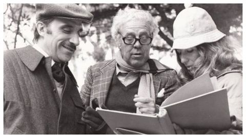 El actor José Sazatornil, Saza, el realizador Luis García Berlanga y su ayudante Isabel Mulá, durante el rodaje de la película «La escopeta nacional» (1978).