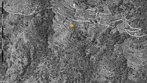 Una imagen del «Vuelo Americano» muestra la zona donde se desarrolla el proyecto arqueológico de O Preguntoiro. El punto amarillo marca el lugar donde se realizan excavaciones, entre antiguas terrazas vitícolas abandonadas a finales de la década de 1970 y ahora tapadas por la vegetación