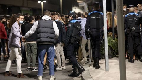 Agentes de la Policía Local de Santiago durante uno de los dispositivos de control de la movida nocturna