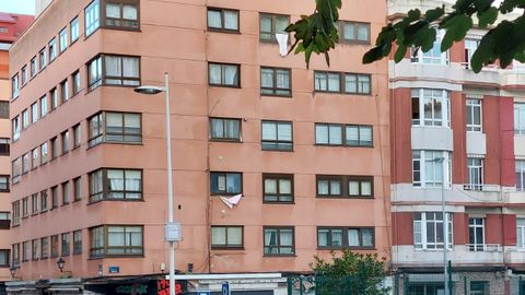 Los vecinos del Orzán cuelgan sábanas de sus ventanas para visibilizar que son víctimas del ruido nocturno