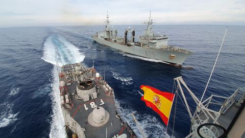 El buque logístico Cantabria, durante las maniobras