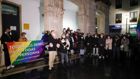 El presidente del Principado de Asturias, Adrin Barbn, participa en la concentracin de repulsa por una agresin homfoba en Pola de Siero 