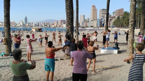 Foto de archivo de jubilados gallegos en Benidorm antes de la pandemia