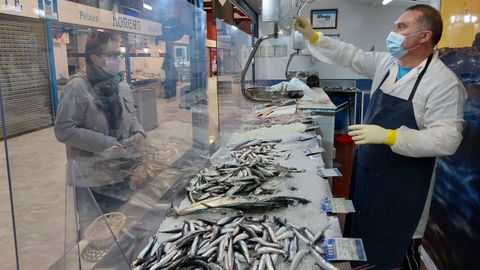 Clientes tradicionales ganados a pulso mantienen a las dos pescaderías que quedan en la plaza de abastos de Ribadeo