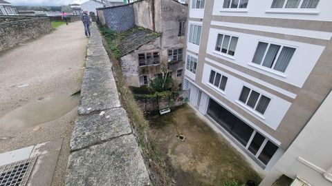 Lugar al que cayó una joven trans desde la Muralla de Lugo, presuntamente empujada por un hombre