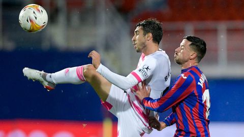 Brugman trata de controlar un balón ante Javi Muñoz durante el Eibar - Real Oviedo