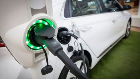 Coche electrificado, híbrido y de gas